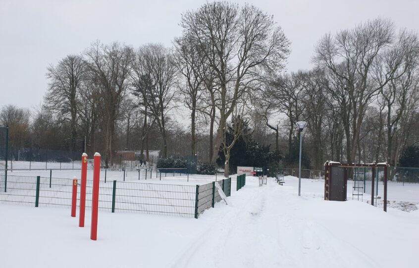 Schneebedeckte Tennisanlage
